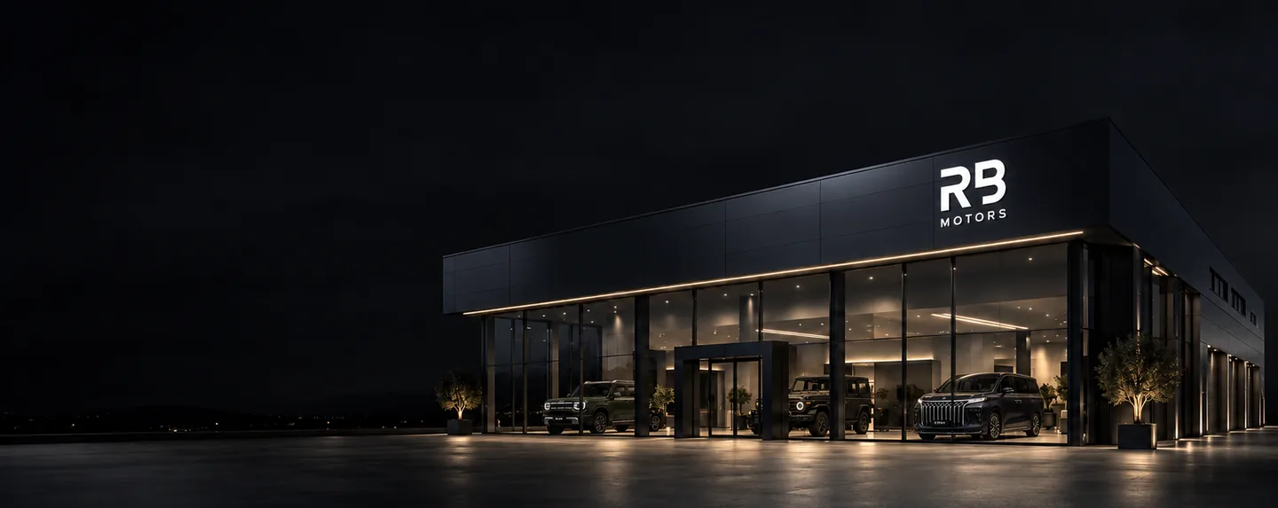 Showroom von RB Motors bei Nacht